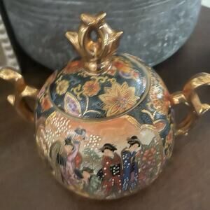 Vintage asian satsuma covered dish Stunning